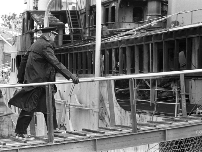 Kong Olav inspiserer skipet etter brannen i 1985. Foto: Hans Due, Scanpix